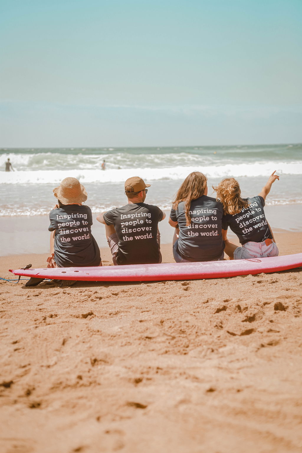 Vrouw op een balkon met uitzicht op een zonnige Europese stad