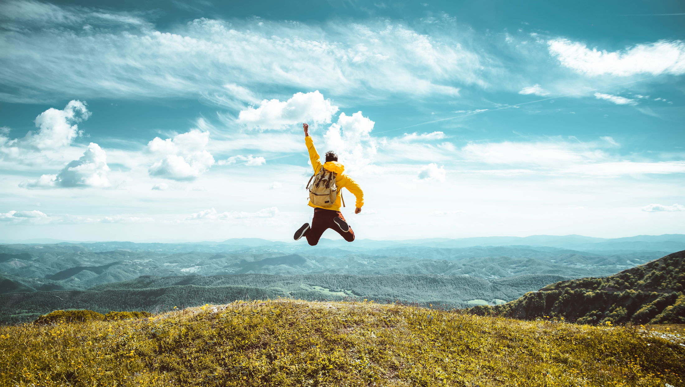 Vrouw op het strand dat haar hand uitsteekt, uitnodigend om mee te gaan